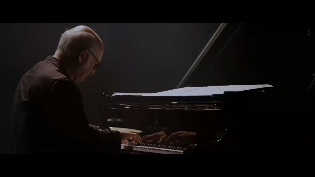Ludovico Einaudi Live From The Steve Jobs Theatre 2019 音乐会 [Official Concert Film][WEB-DL MP4 415MB]